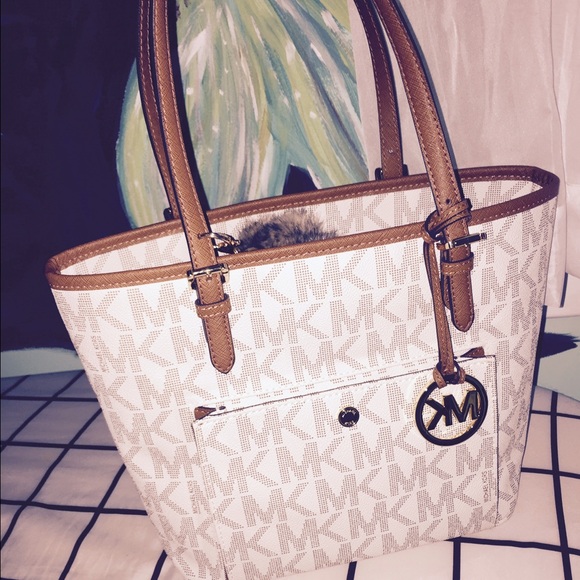 Michael Kors Handbags - NWOT authentic Michael Kors bag