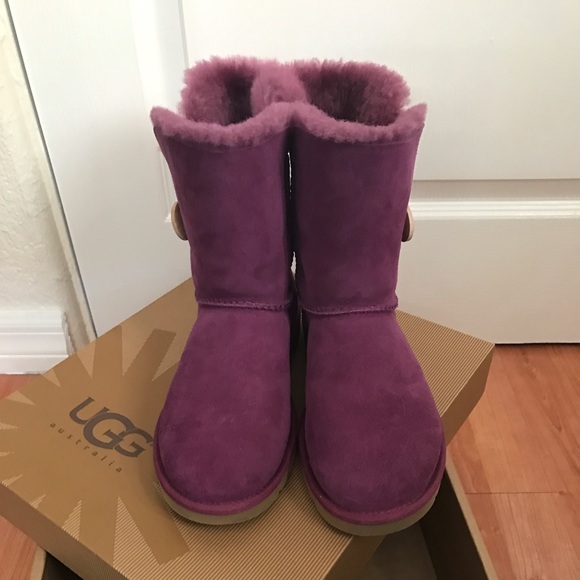my bailey button uggs are folding my bailey button uggs are folding