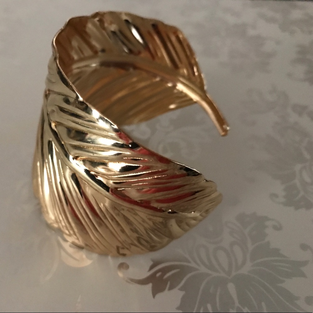 GOLD LEAF DESIGN CUFF⭐️⭐️