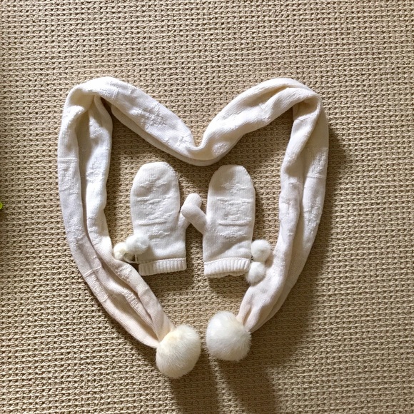 President Sale! Louis Vuitton scarf and gloves set