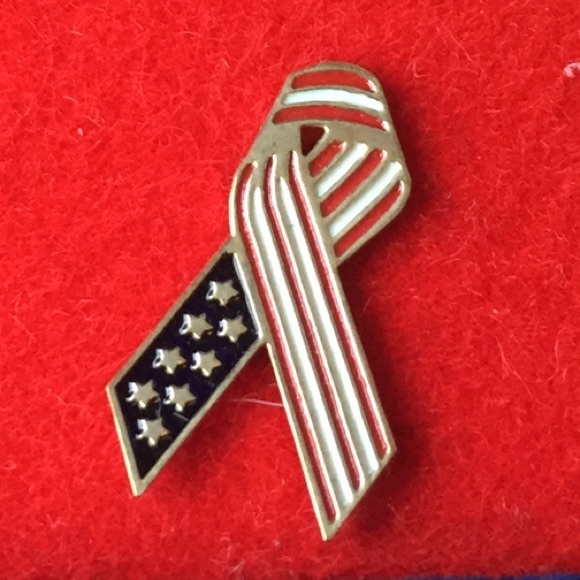 10 kt gold American Flag lapel pin
