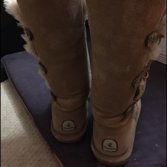 Bearpaw Tall Boots with button/loop detail Size 9