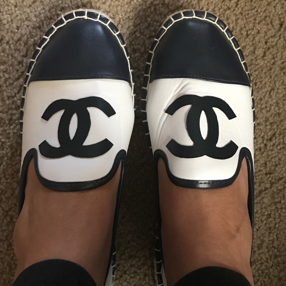 Beautiful Chanel Flats Navy and White