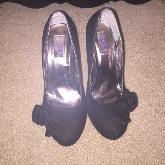 Black suede pumps! 👠