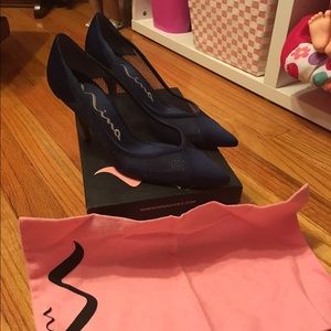 Dyed navy blue closed to heels