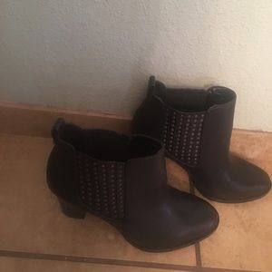 Very comfortable & trendy booths