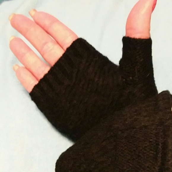SALE Soft yarn knitted handwarmers, black - Picture 3 of 4