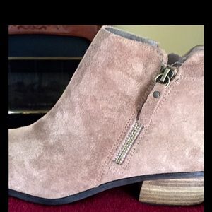 Brand new, never worn Vince Camuto bootie