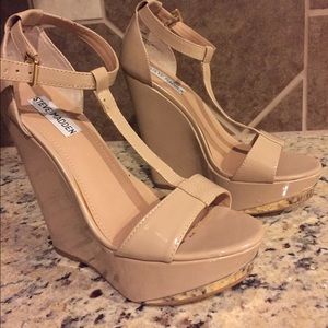 BCBg Wages size 7 1/2. very good condition