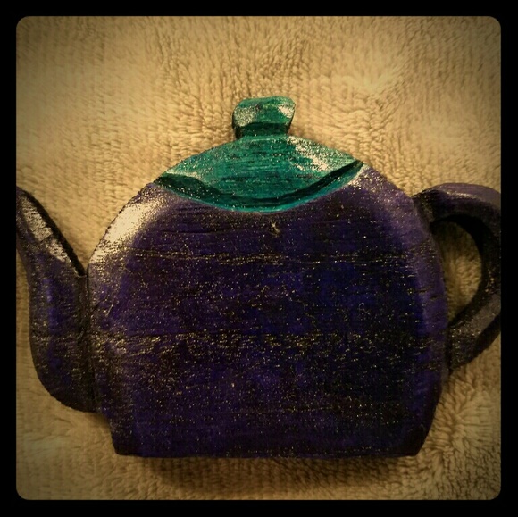 Handmade painted wooden teapot magnet - Picture 1 of 2