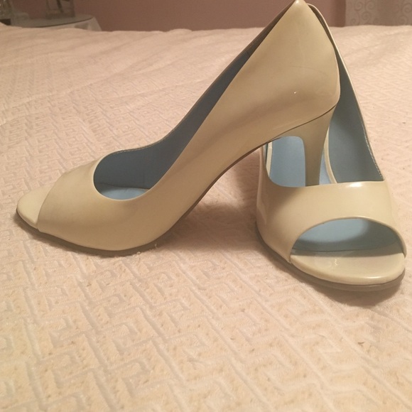 Nine West patent leather heels Size 6 1/2M Open Toe Barbiecore Light Cream Color - Picture 12 of 14