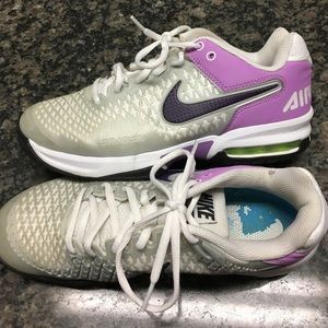 Women's court tennis shoes