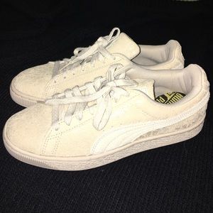 Beige PUMA suede sneakers