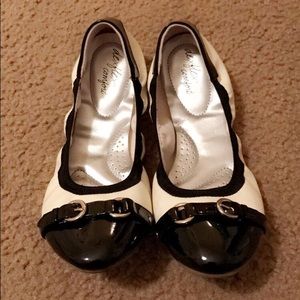Black & White Flats