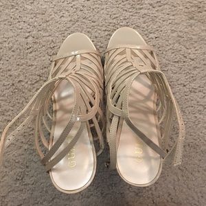 Spunky Guess sandals