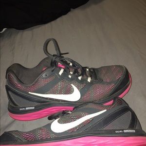 Nike dual fusion sneakers