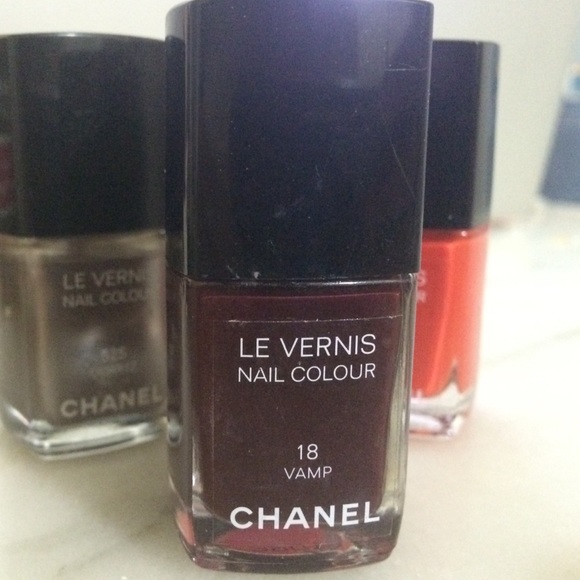 18 Vamp nail polish