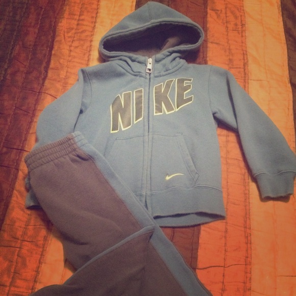gray nike jogging suit