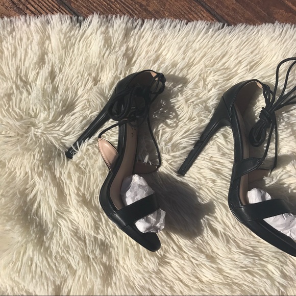 2 LEFT// Tamara - 5 Black Heels - Picture 4 of 8