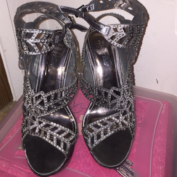Gray Heels - Picture 2 of 4