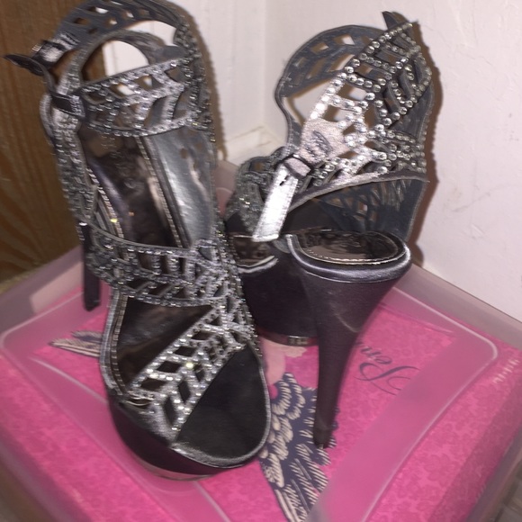 Gray Heels - Picture 3 of 4