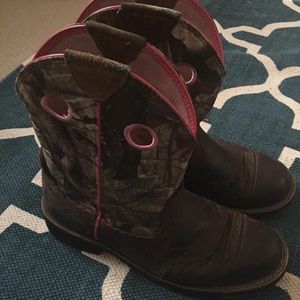 Pink and Camo Ariats, size women's 10
