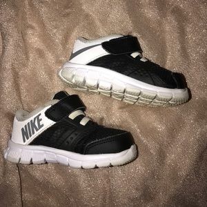 Toddler Black & White Nike Training  size 5CW