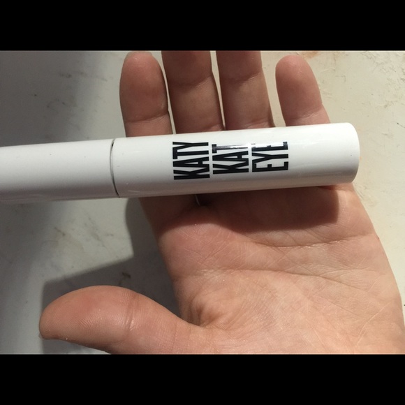 Katy Perry Mascara - Picture 1 of 2