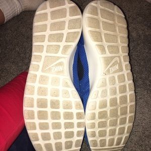 Roshe run size 13. Great condition.