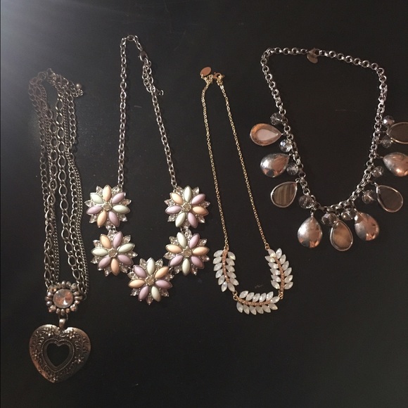 4 cute statement necklaces - Picture 1 of 1