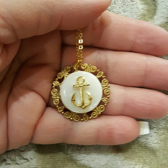 Anchor pendant & goldtone chain - Picture 2 of 4