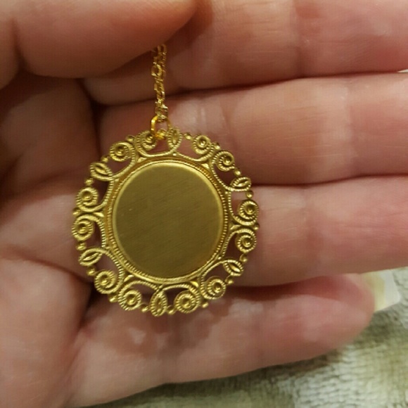 Anchor pendant & goldtone chain - Picture 4 of 4