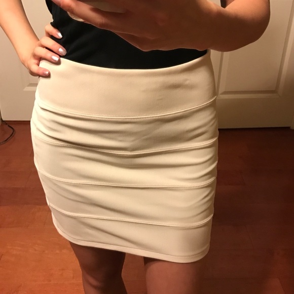 BEIGE BANDAGE ZIPPER SKIRT - Picture 2 of 4