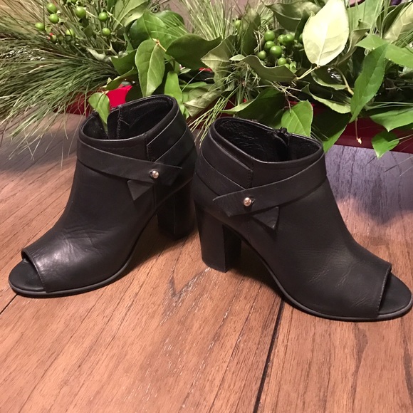 EUC Steve Madden Sz 7 leather peep-toe booties