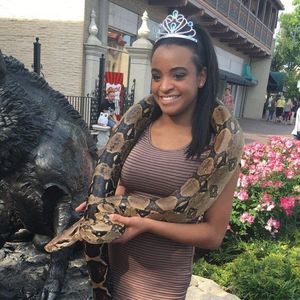 Meet your Posher, Corina