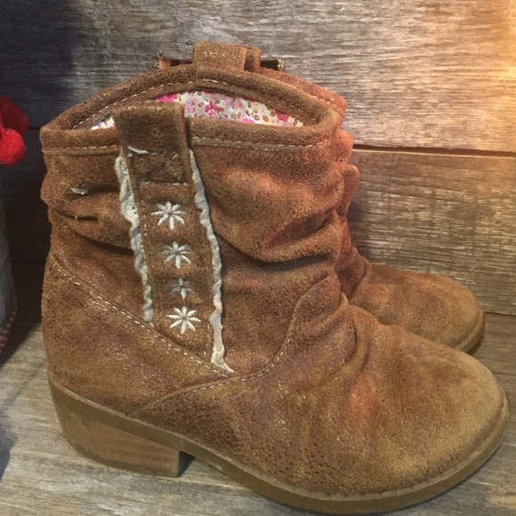 Short brown boots