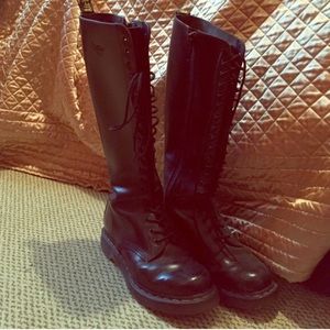 Doc Martens 🌎 20 Eye Hole Combat Boots