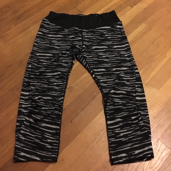 Cropped yoga pants