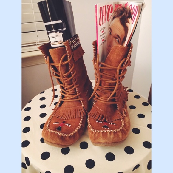 Minnetonka Size 8 Leather Moccasin boots