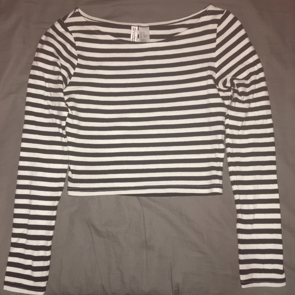 Black and white striped long sleeve cropped top