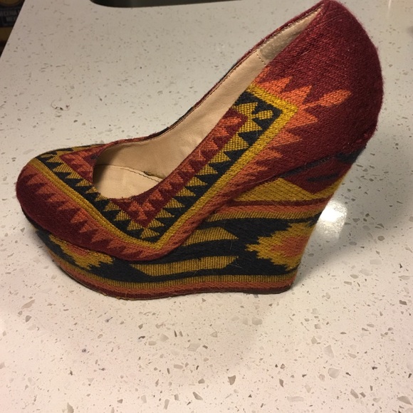 Aztec tribal print Steve Madden wedge heels - Picture 2 of 3