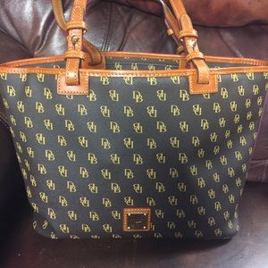 Dooney & bourke signature handbag - barely used!