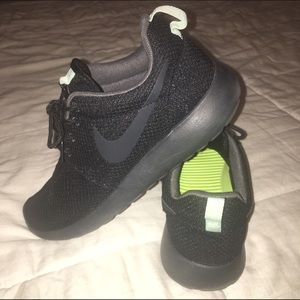 BRAND NEW!!! Nike Roshe - Never worn! (Black, 6.5)