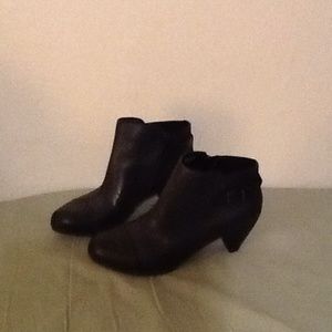 Easy spirit black booties size 8 esbelia