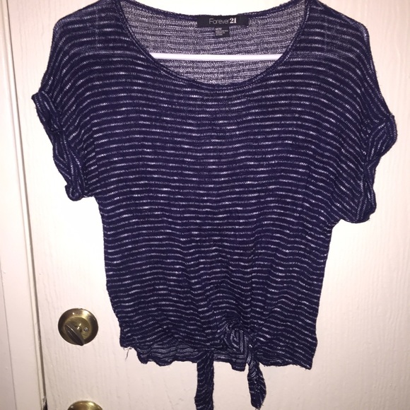 Loose fit crop top with knot