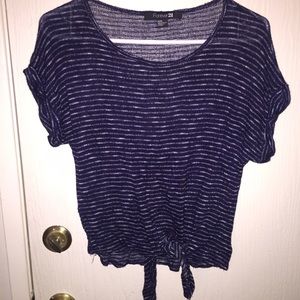 Loose fit crop top with knot