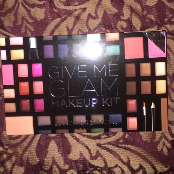 Give Me Glam makeup kit