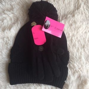 ❤️Betsey Johnson Beanie and Glove❤️ FINAL PRICE❤️