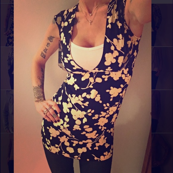 Black/cream floral tight/busty tunic!