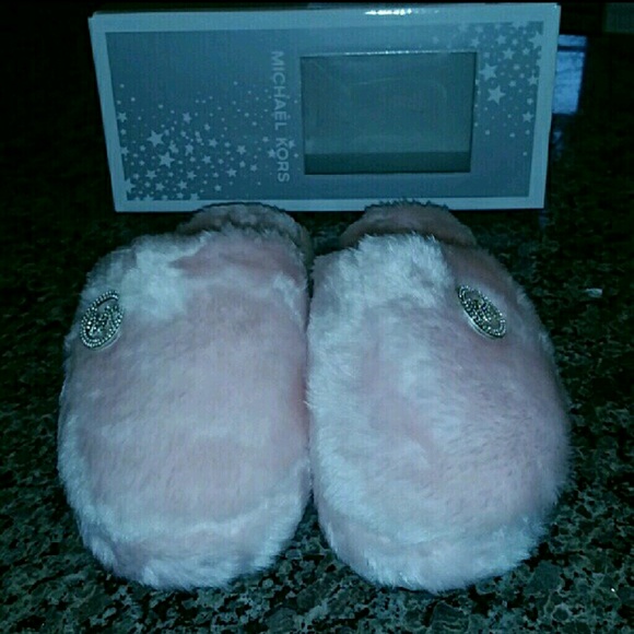 🎉🎉Michael Kors Pink Fur Slippers
